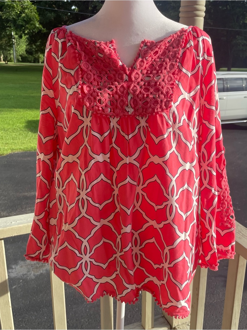 crown & ivy Coral Crochet Yoke Geometric Peasant Blouse